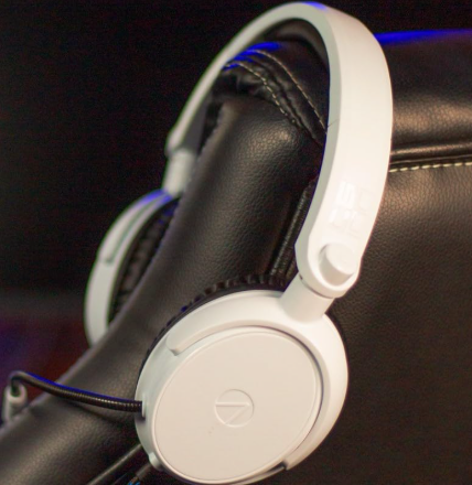 Stealth C6-100 headset with flexible boom microphone and volume control