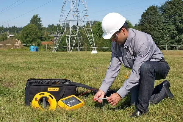 Fluke 1625-2 Stakeless 2999 Count 7 Segment LCD 3&4-Pole GEO Earth Ground Tester