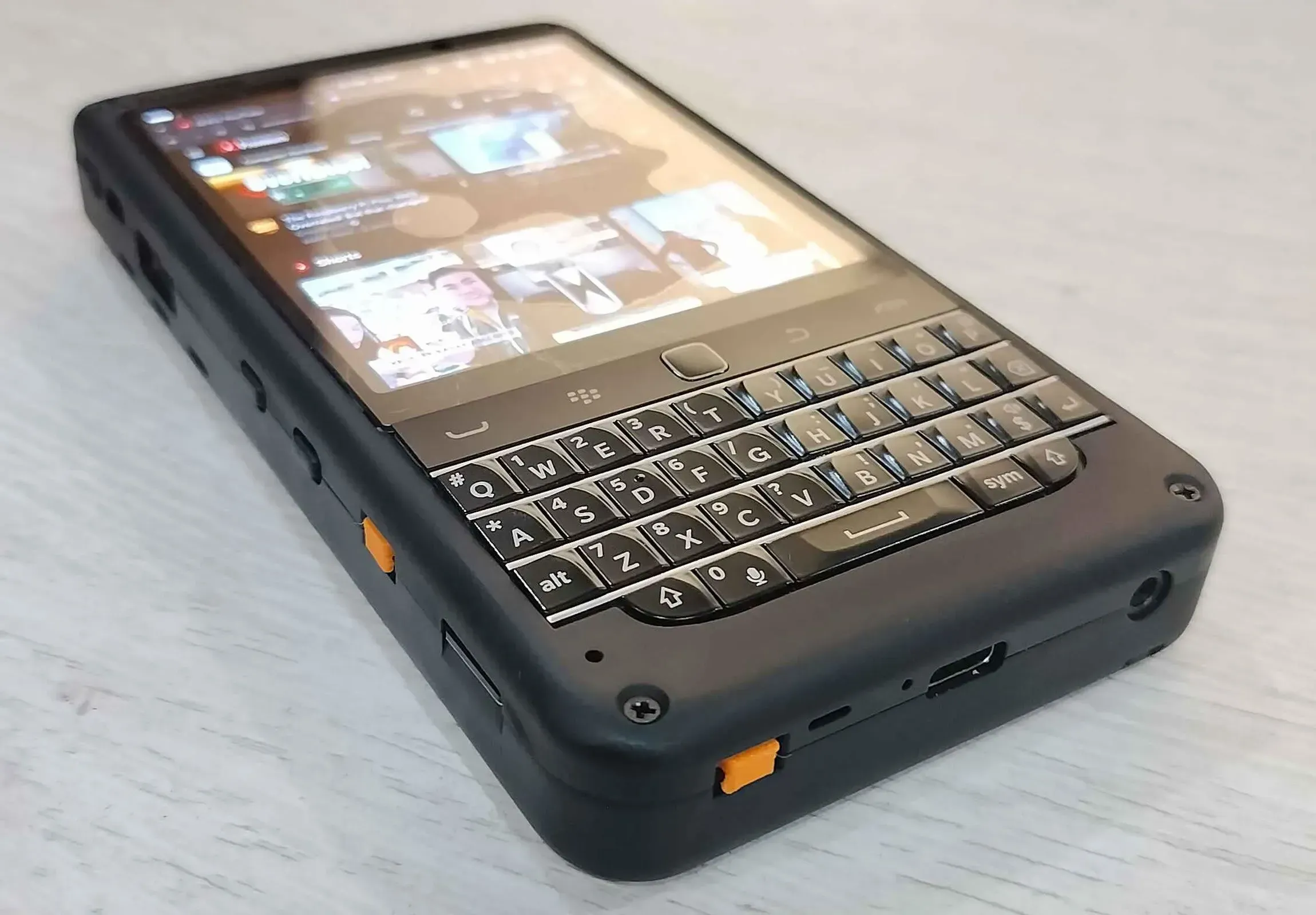 Amarullz piBrick Pocket-CM5, 3.92-inch AMOLED Raspberry Pi CM5 handheld PC
