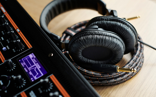 Roland RH 200 closed back headphones for accurate sound monitoring