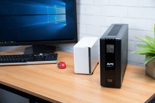 APC BR900MI connected to PC and NAS for surge and power protection