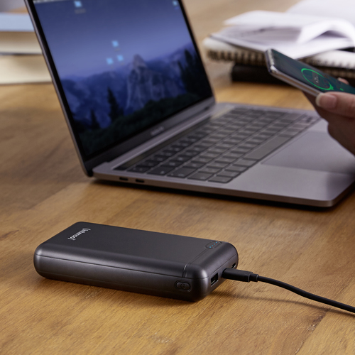 Intenso 20000mAh powerbank charging smartphone via USB C