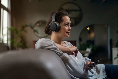 Philips Fidelio wireless headset with premium design and comfort