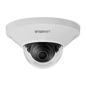 Hanwha QND-8011 wired IP security camera installed on ceiling showing day/night coverage, 5 MP high-resolution video, IP42 weather protection, and IK08 vandal-resistant housing